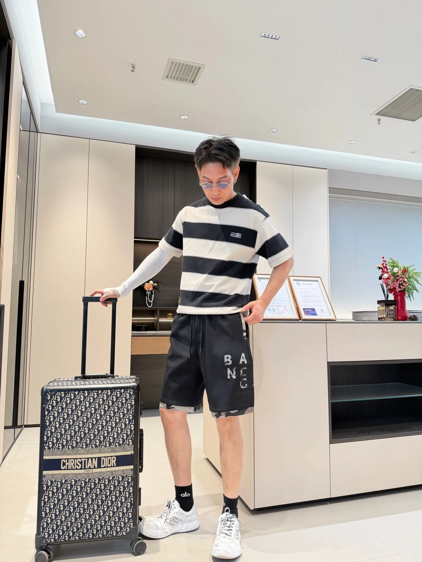 Balenciaga's three-standard complete 2026 summer New Arrival men's casual shorts, advanced custom-made Breathable fabric, Breathable fabric, extremely stretchy and comfortable, impeccable details, top-grade accessories, original logo design concept, delicate and soft feel! The upper body fit is awesome! Size: M-XXXL Please state your height and weight when ordering